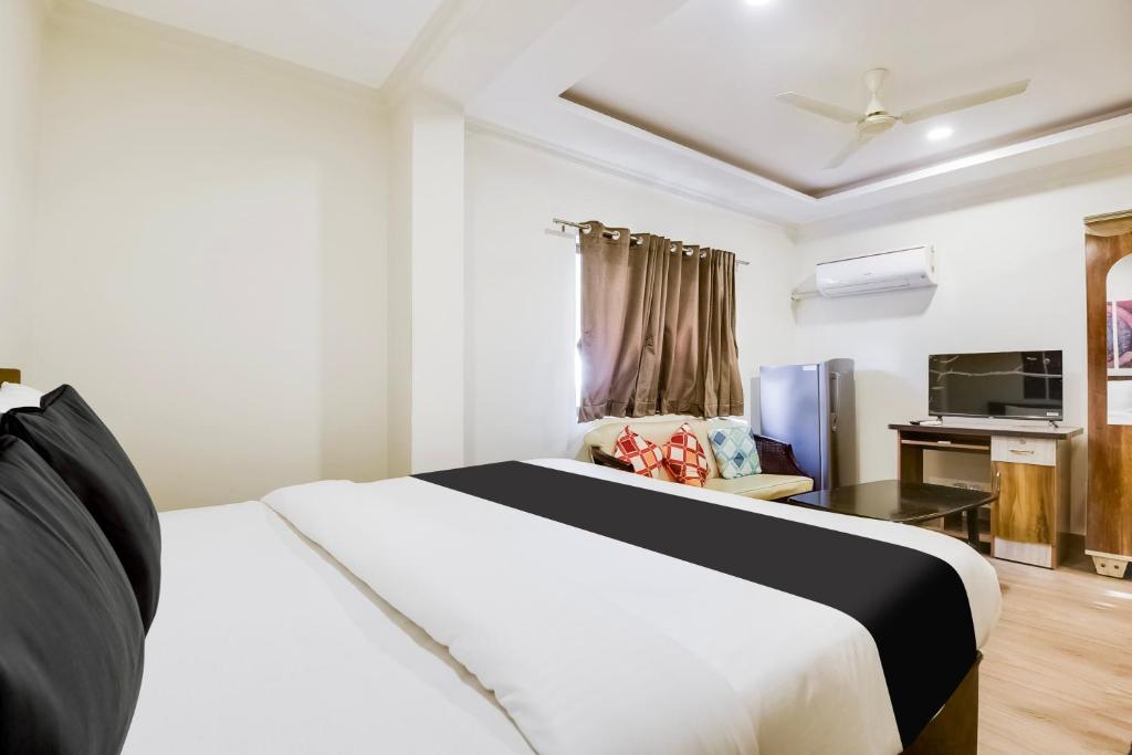TV a/nebo společenská místnost v ubytování Super Hotel O Dabolim Near Goa International Airport