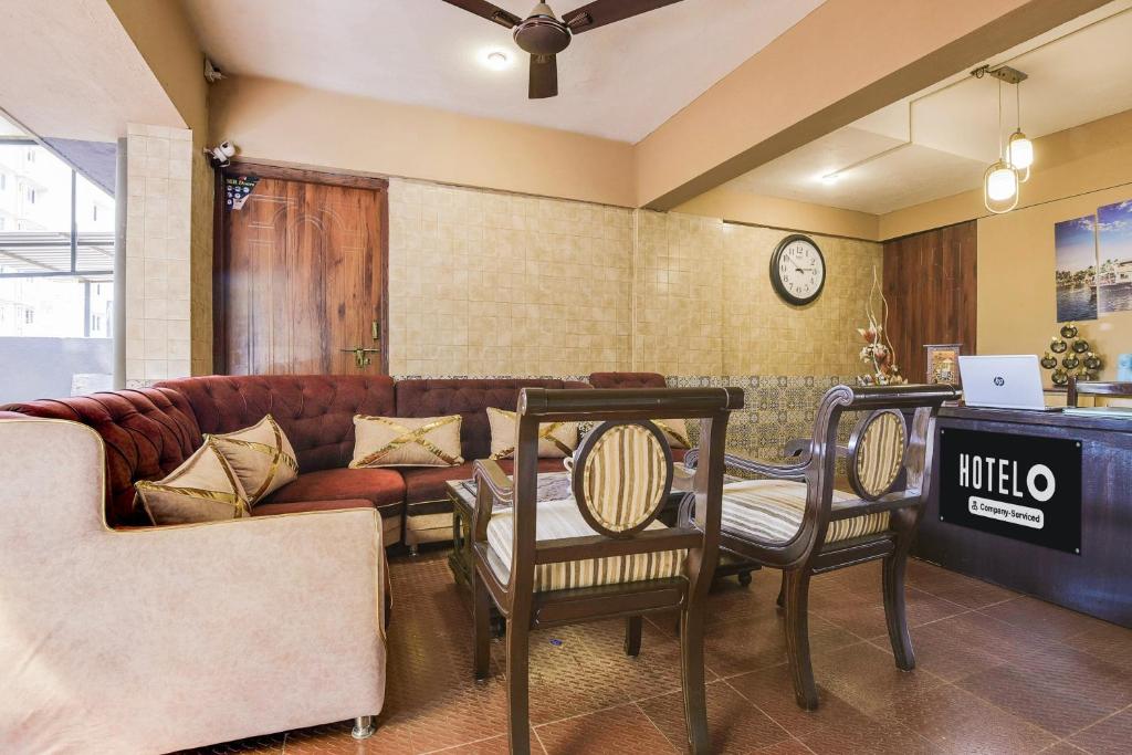 Posezení v ubytování Super Hotel O Dabolim Near Goa International Airport