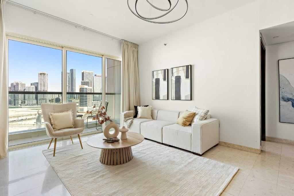 Χώρος καθιστικού στο Silkhaus Luxury 2BR in Marina Heights near Canal