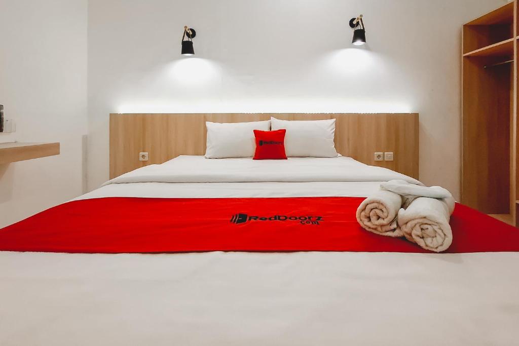 RedDoorz at Grand Mirza Near Pasar Grosir Batik Setono Pekalongan - Habitación Doble Estándar