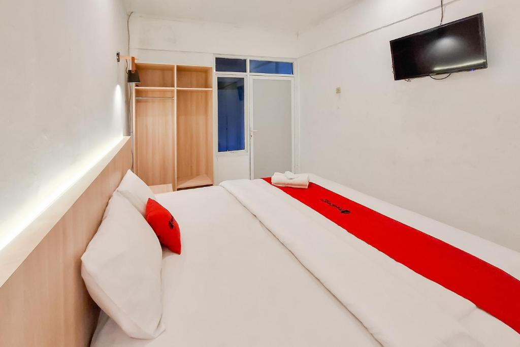 RedDoorz at Grand Mirza Near Pasar Grosir Batik Setono Pekalongan - Habitación Doble Deluxe