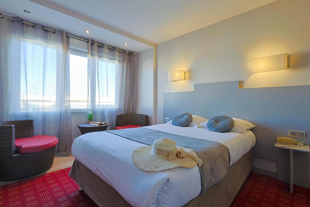 Postel nebo postele na pokoji v ubytování Logis Hôtel & Restaurant Mediterranee
