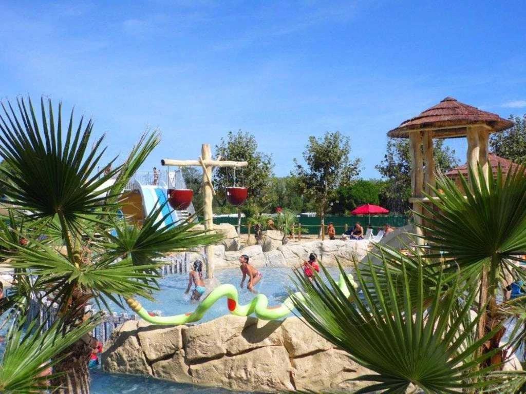 Photo de la galerie de l'établissement Camping 4 étoiles - Parc aquatique - efaaa0, à Canet 53 autres photos