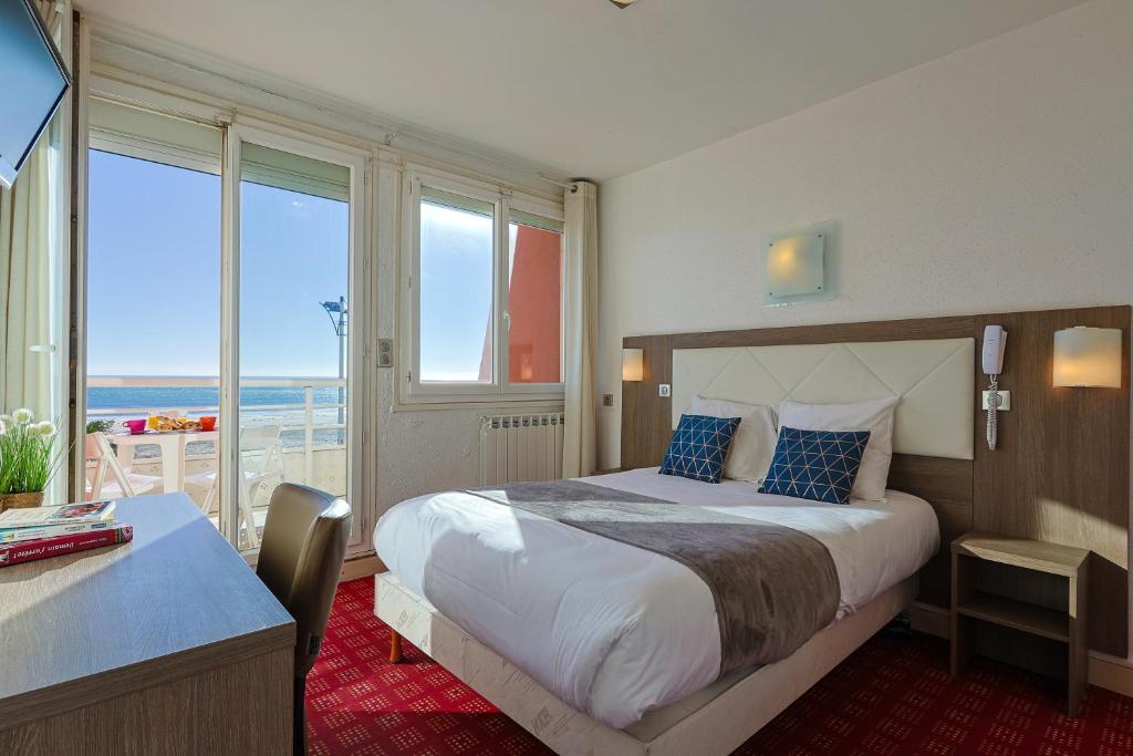 Postel nebo postele na pokoji v ubytování Logis Hôtel & Restaurant Mediterranee