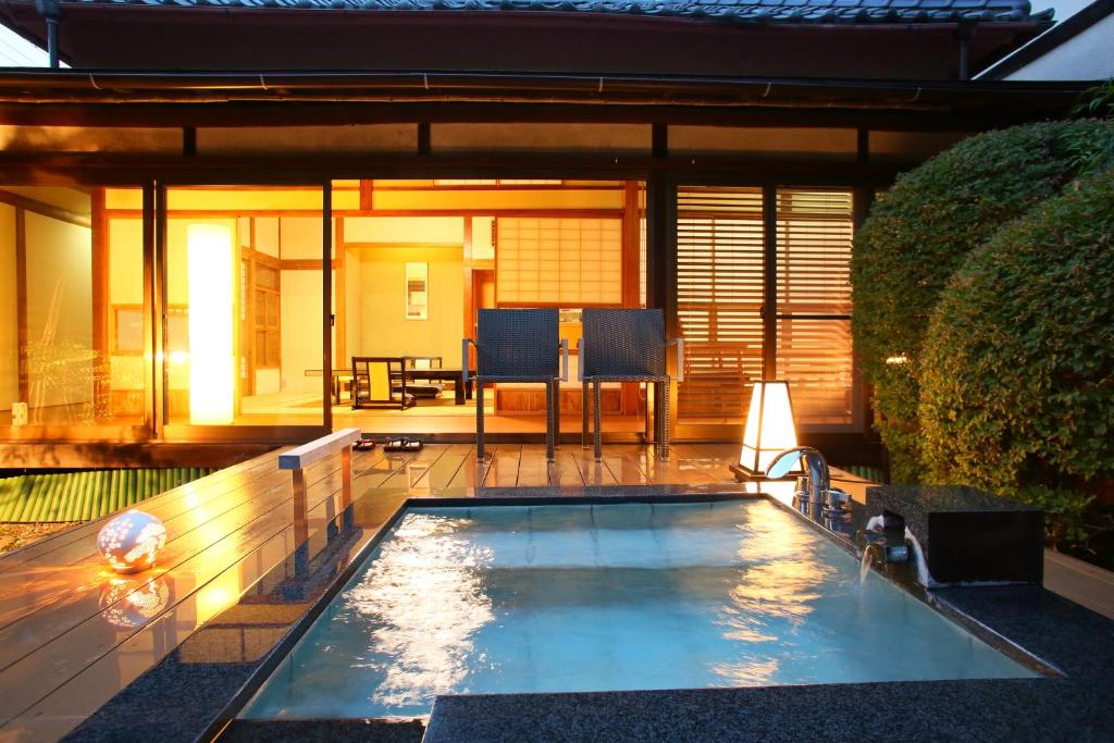 a swimming pool in the middle of a backyard at Ito Ryokuyu in Ito