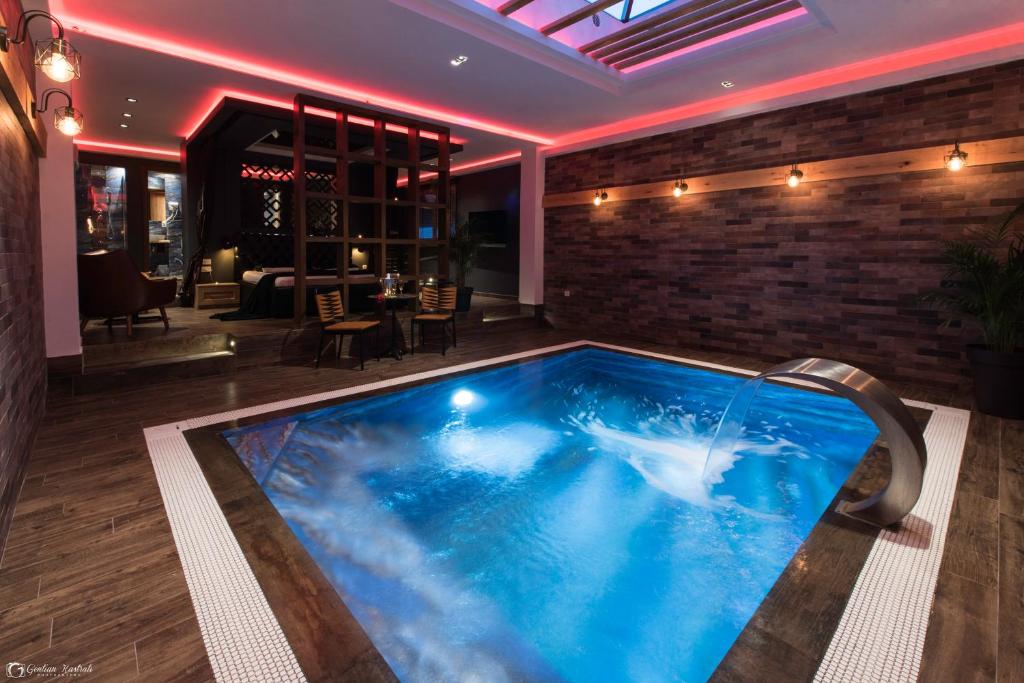 Bazén v ubytování Vera HOTEL-VILLA nebo v jeho okolí