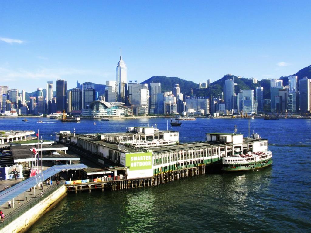 una città con barche ormeggiate in un molo in acqua di Germany Hostel Block D a Hong Kong