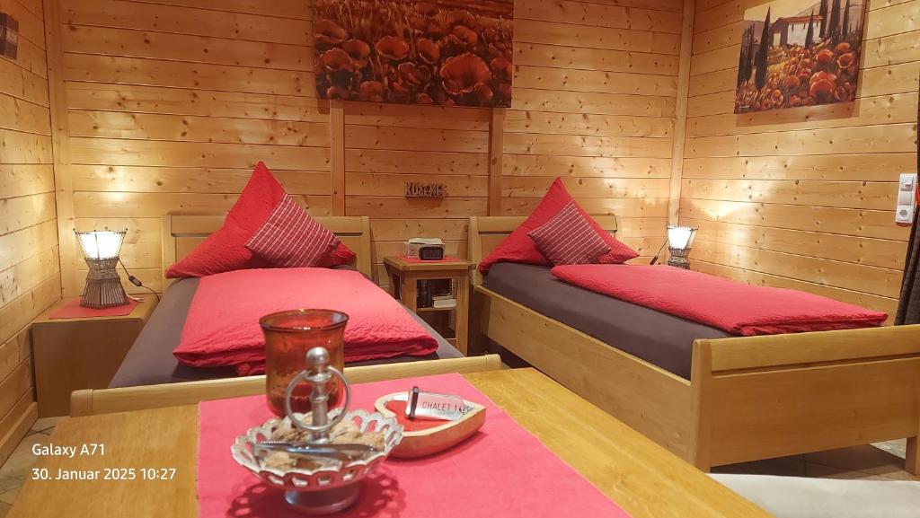 Giường trong phòng chung tại Pfalz-Apartment Mein Chalet - Einzigartig in Großkarlbach