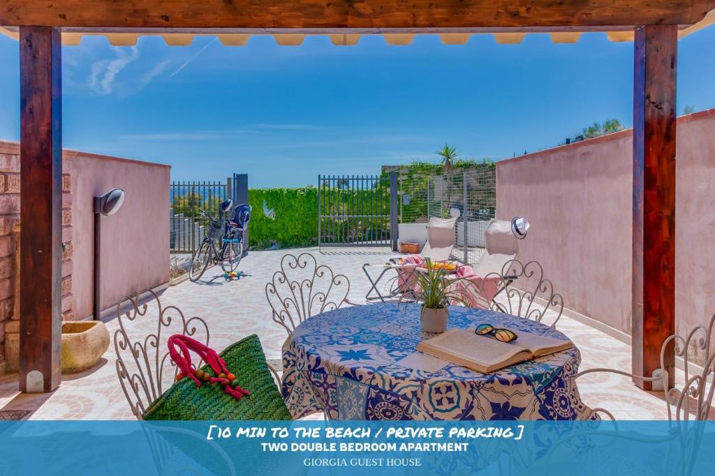 una mesa con un libro en un patio en !!! 10 MIN DALLA SPIAGGIA !!! - Giorgia Guest House, en Case San Marco