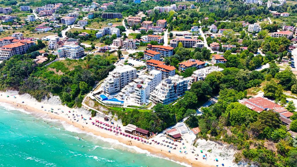 una vista aérea de un resort en una playa en Апартаменти Бяла Клиф - Byala Cliff Apartments, en Byala