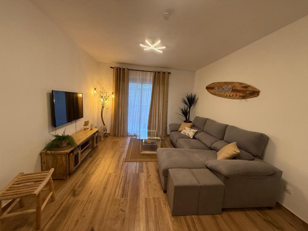 a living room with a couch and a flat screen tv at Vista Golf in Chiva