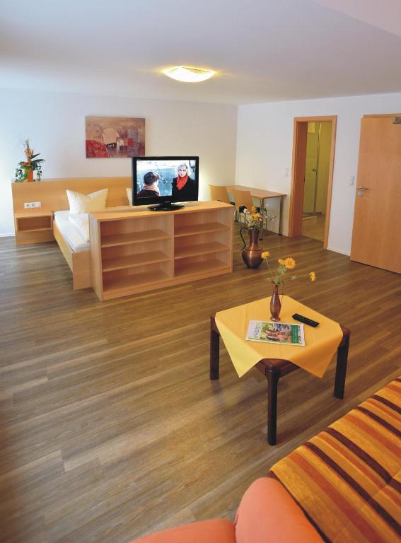 TV a/nebo společenská místnost v ubytování AKZENT Hotel Grüner Baum