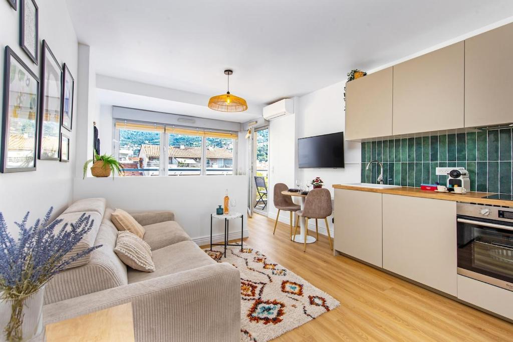 un salon avec un canapé et une cuisine dans l'établissement Casa So Nice, à Nice