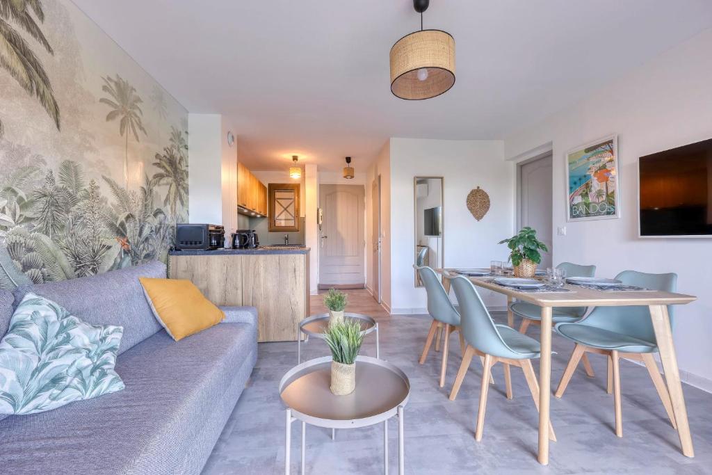 un salon avec un canapé et une table dans l'établissement Appartement Palma - Welkeys, à Bandol