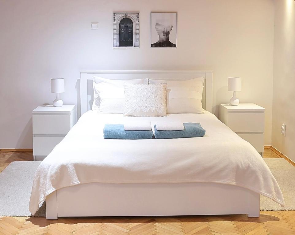 A bed or beds in a room at Christie's Downtown Apartment