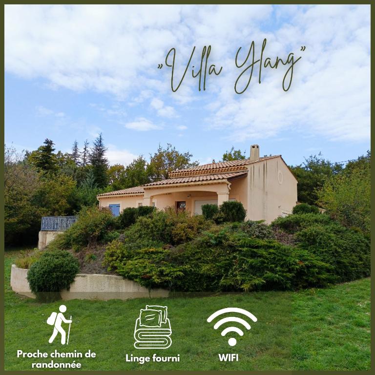 une photo d'une maison avec des panneaux Wi-Fi en face de celle-ci dans l'établissement Villa Ylang - climatisée, à Cruis