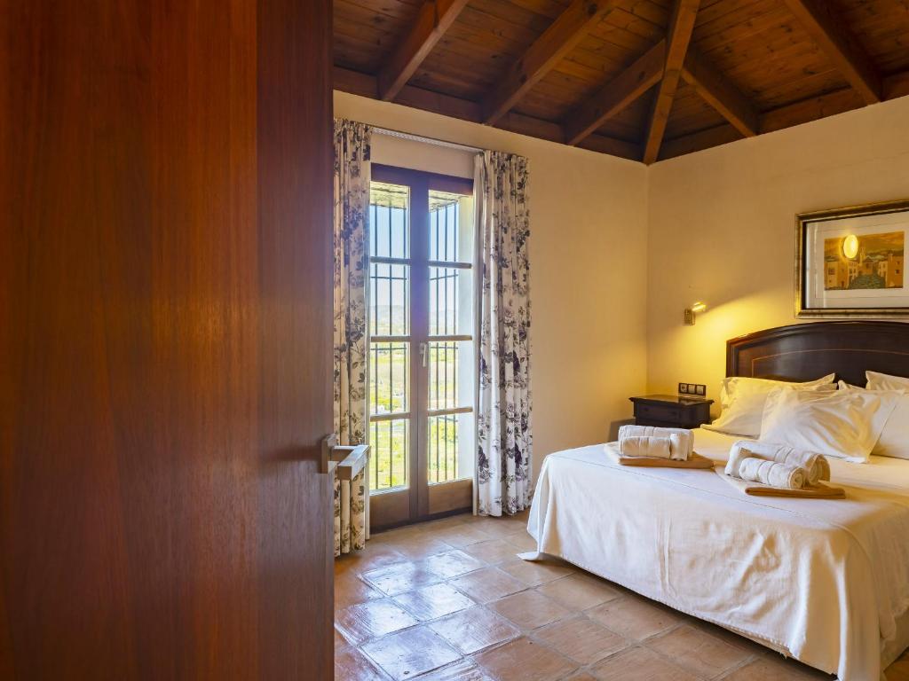 Postel nebo postele na pokoji v ubytování Cubo's Villa La Torre de la Noria 20m pool