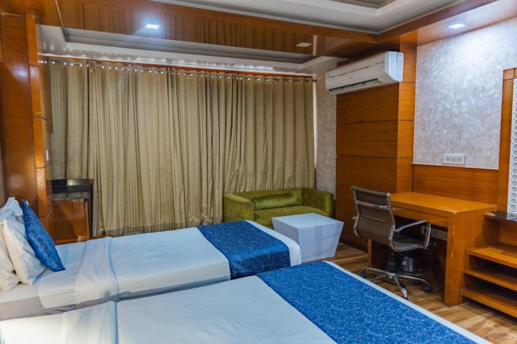 Postel nebo postele na pokoji v ubytování Hotel Platinum Palace Near Medanta Hospital Sector38