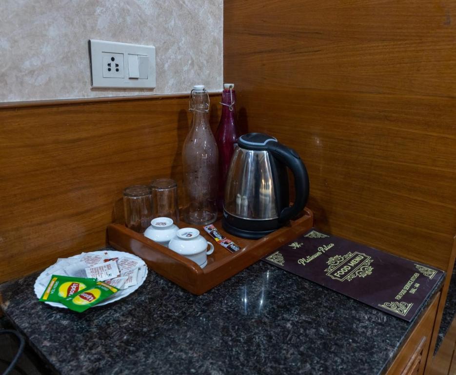 Příslušenství pro přípravu čaje a kávy v ubytování Hotel Platinum Palace Near Medanta Hospital Sector38