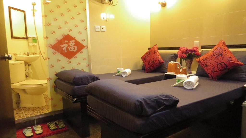 un soggiorno con divano e servizi igienici di Germany Hostel Block D a Hong Kong