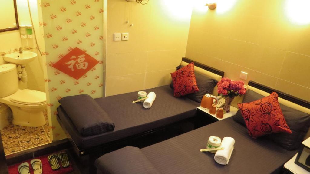bagno con 2 letti e servizi igienici di Germany Hostel Block D a Hong Kong