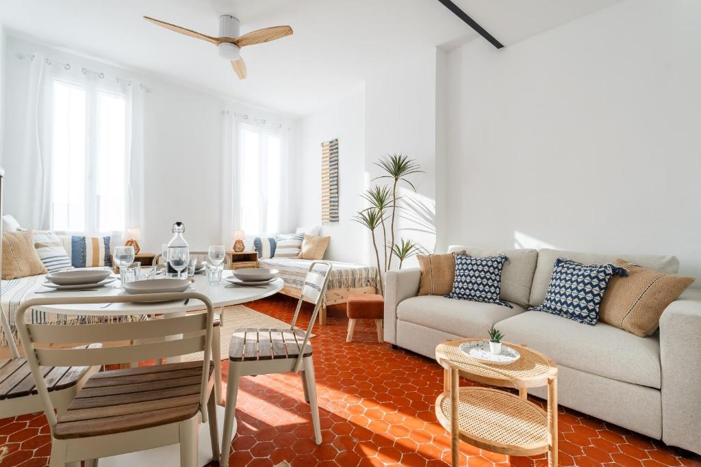 un salon avec un canapé et une table dans l'établissement Les Fincas du Port - Studios en ville avec vue, à La Ciotat