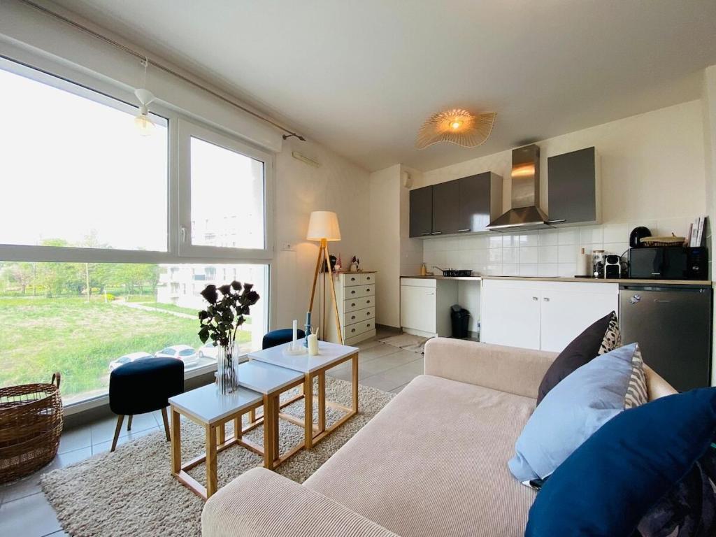 un salon avec un canapé et une table dans l'établissement Casa Moderna, à Angers