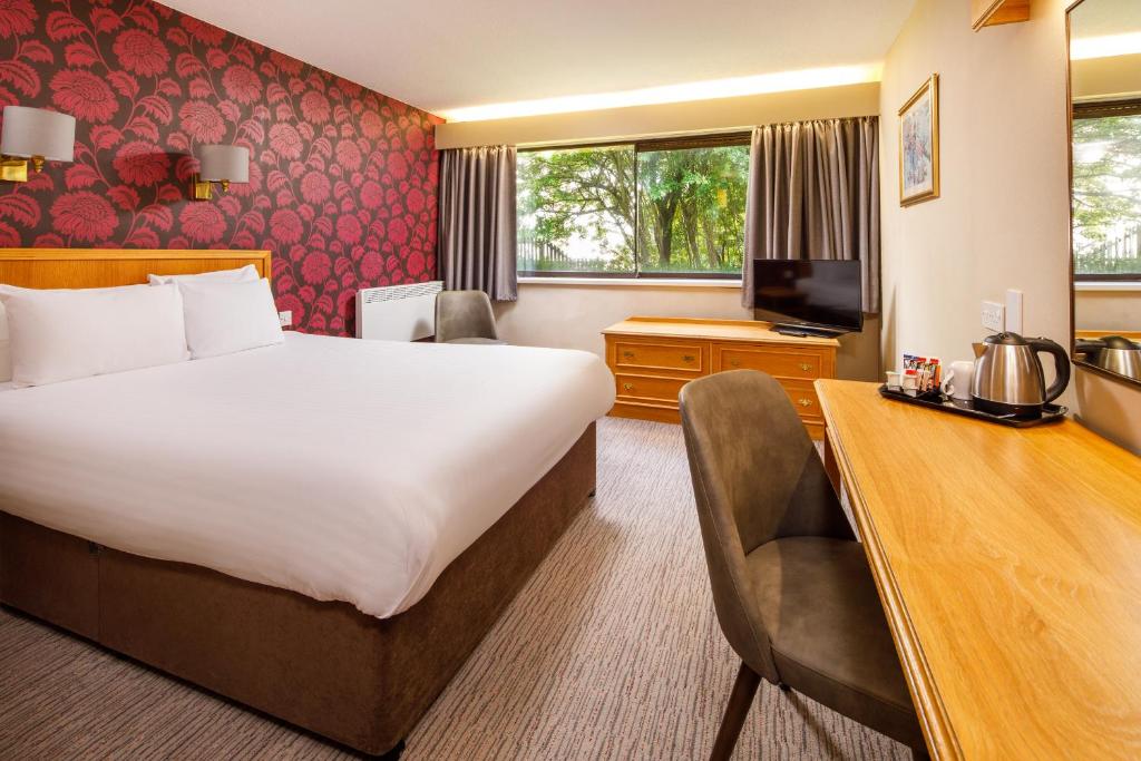 Postel nebo postele na pokoji v ubytování Mercure Livingston Hotel