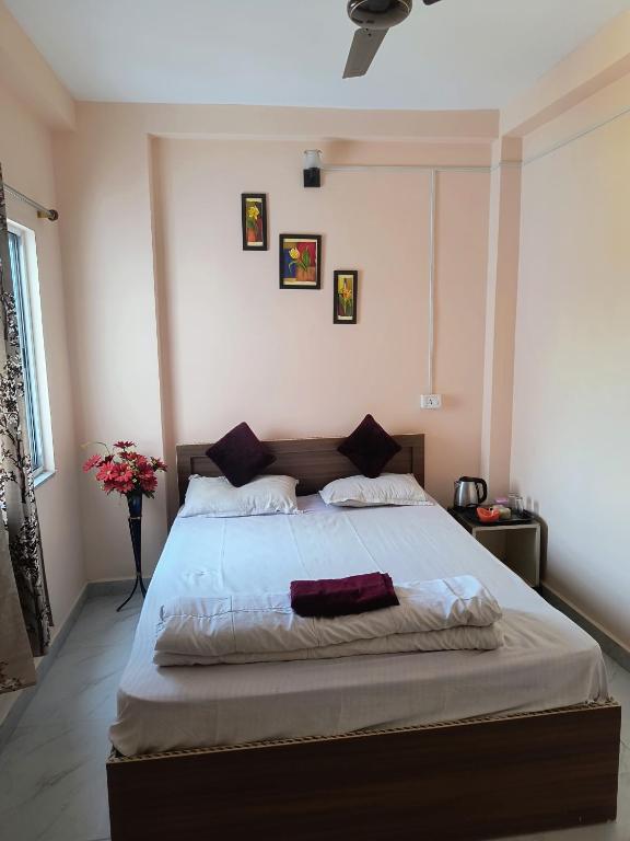 Postel nebo postele na pokoji v ubytování Shivashray Homestay