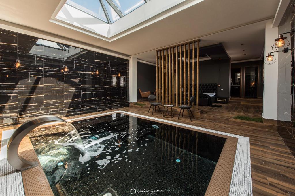 Bazén v ubytování Vera HOTEL-VILLA nebo v jeho okolí