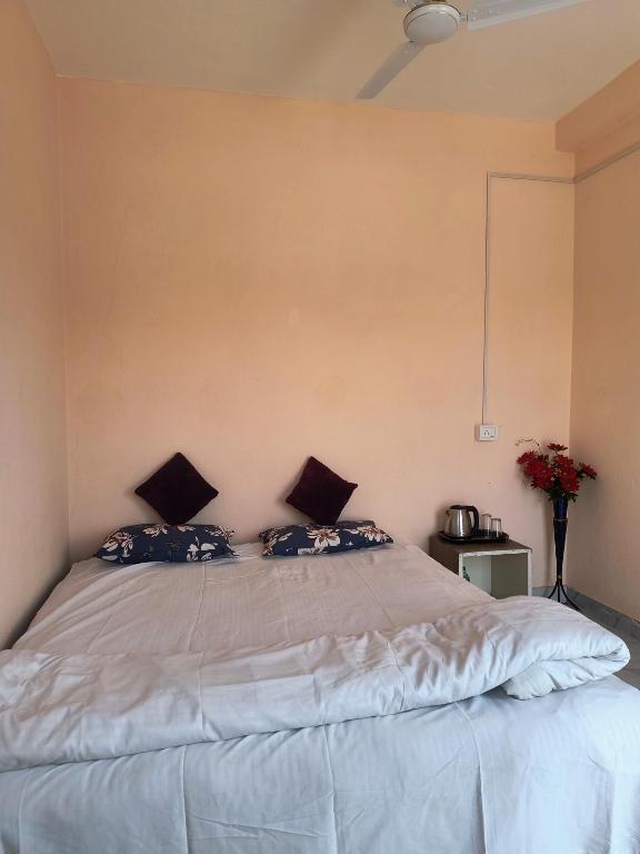 Postel nebo postele na pokoji v ubytování Shivashray Homestay