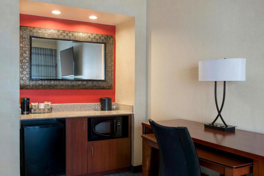 Kuchyň nebo kuchyňský kout v ubytování Courtyard by Marriott Mt. Laurel