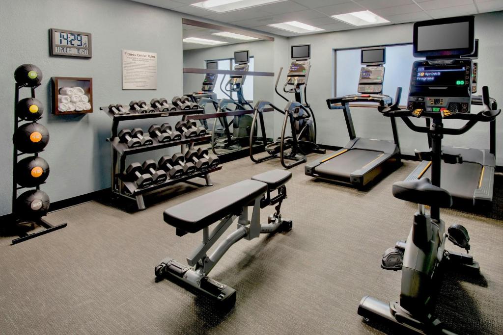 Fitness centrum a/nebo fitness zařízení v ubytování Courtyard by Marriott Mt. Laurel
