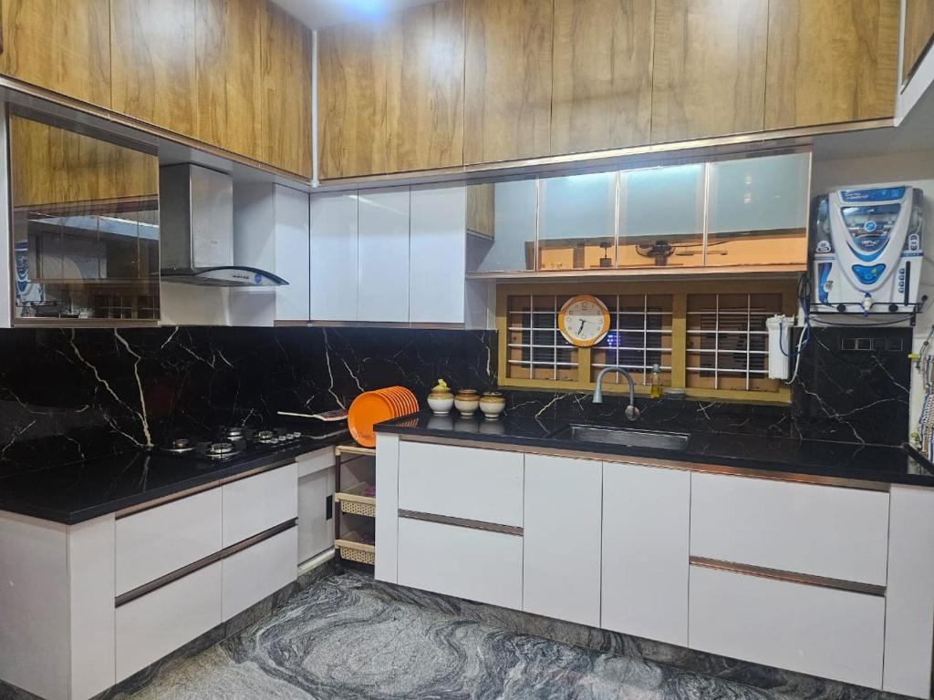 Η κουζίνα ή μικρή κουζίνα στο Reverie Homestay