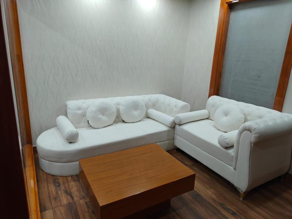 Posezení v ubytování Hotel Platinum Palace Near Medanta Hospital Sector38