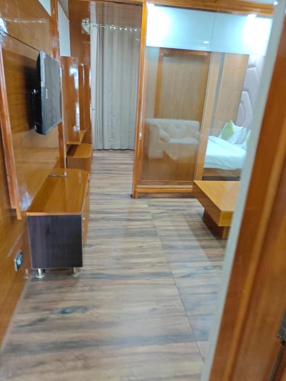 Postel nebo postele na pokoji v ubytování Hotel Platinum Palace Near Medanta Hospital Sector38
