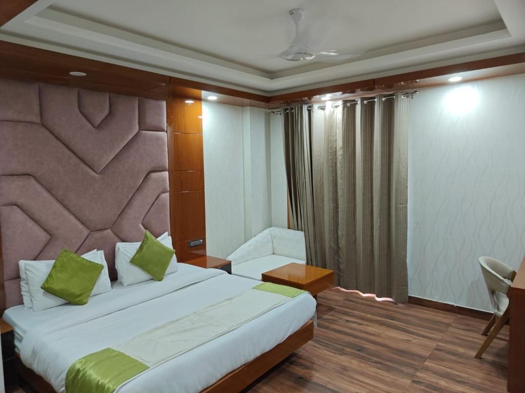 Postel nebo postele na pokoji v ubytování Hotel Platinum Palace Near Medanta Hospital Sector38