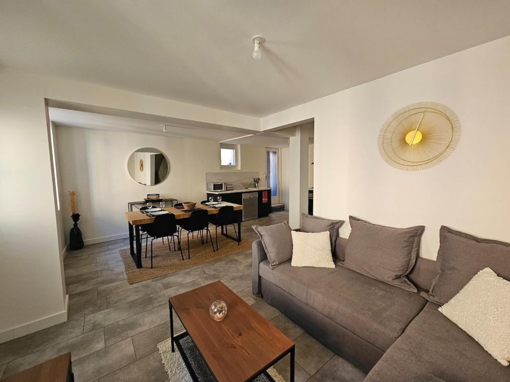 un salon avec un canapé et une table dans l'établissement Charming Leucate House, à Leucate