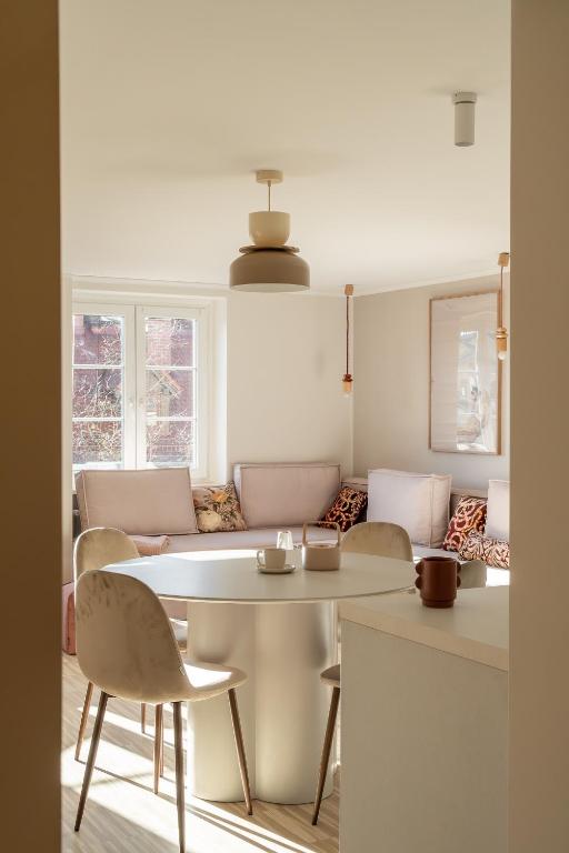 a kitchen and living room with a table and chairs at RentPlanet - Apartamenty Rynek in Wrocław