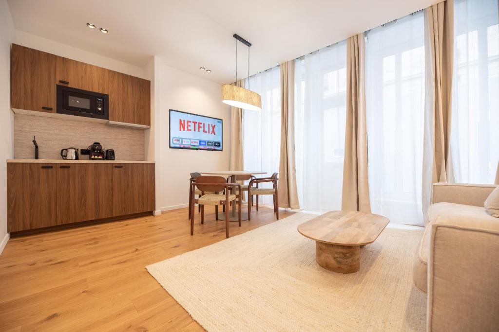 un salon avec un canapé et une table dans l'établissement CIA - Nation - Lovely Parisian Escape, à Paris