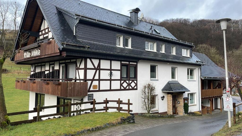 EimelrodにあるFerienwohnungen Wilke Mühleの黒屋根白黒家