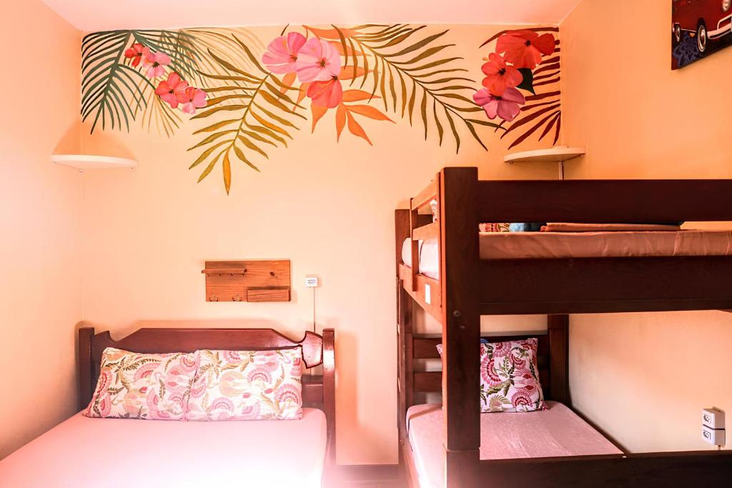 乌巴图巴Ubatuba Wild Surf Hostel的带两张双层床的客房和一间带床的卧室