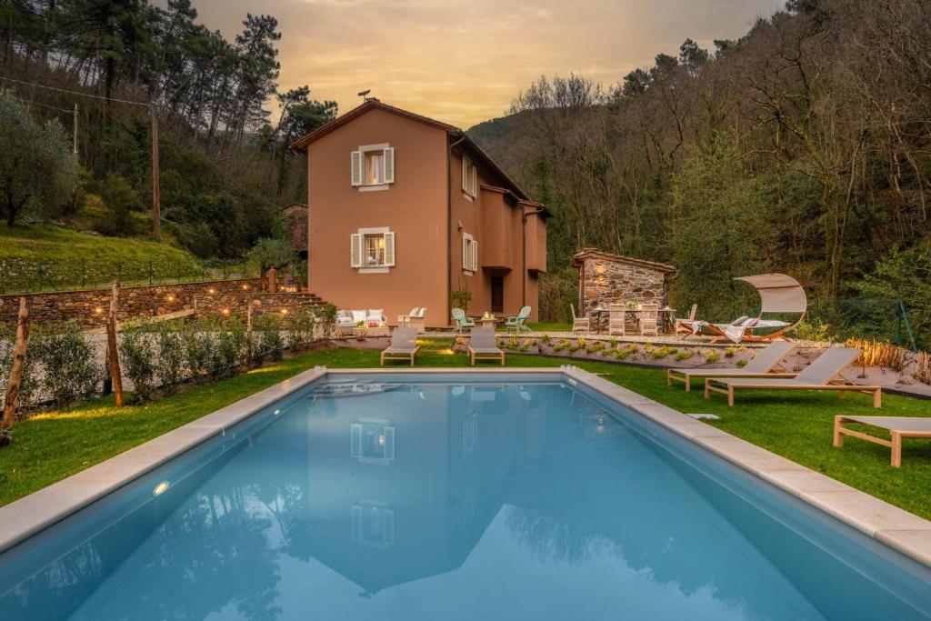 une villa avec piscine devant une maison dans l'établissement Molino Giusti Farmhouse, à Santa Maria del Giudice