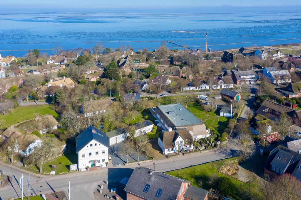 an aerial view of a small town with houses and the ocean at Kleine Heimat Haus Stutenhof Whg 4 in Keitum