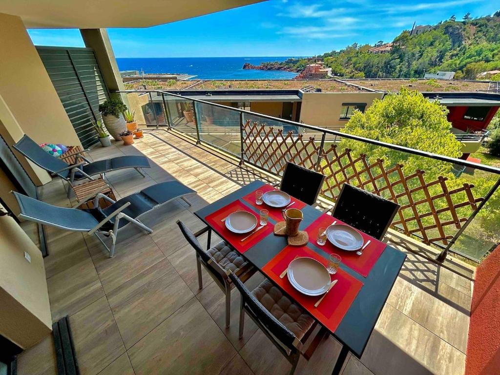 - une table sur un balcon avec vue sur l'océan dans l'établissement Cosy 2 pièces au port de la Figueirette, à Théoule-sur-Mer