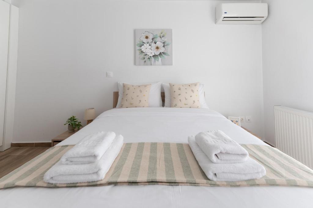 Łóżko lub łóżka w pokoju w obiekcie Stylish spacious apartment in Palaio Faliro (C1)
