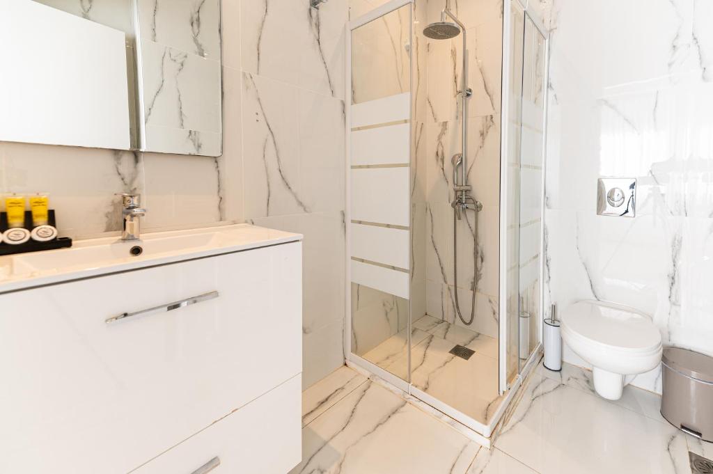 Łazienka w obiekcie Stylish spacious apartment in Palaio Faliro (C1)