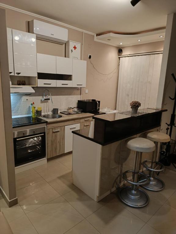 مطبخ أو مطبخ صغير في Apartman Lara