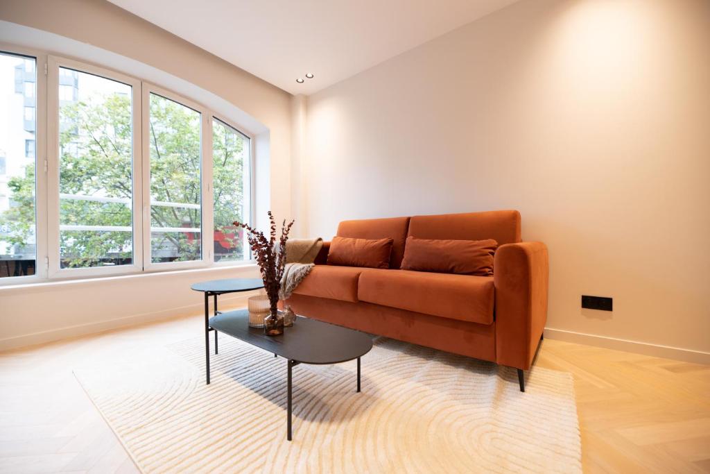 un salon avec un canapé et une table dans l'établissement CIA - Châtelet-Marais Delight 4P, à Paris