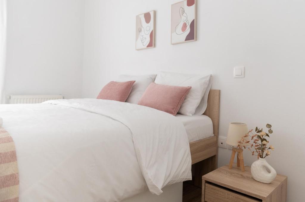 Łóżko lub łóżka w pokoju w obiekcie Stylish spacious apartment in Palaio Faliro (C1)